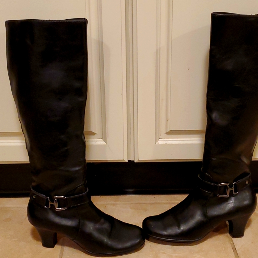 Black aerosole boots